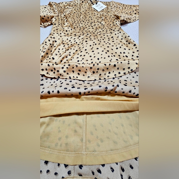 QED‎ London Satin Dalmation Flutter Sleeves Skater Dress in Champagne Size 6 NWT - Picture 4 of 8